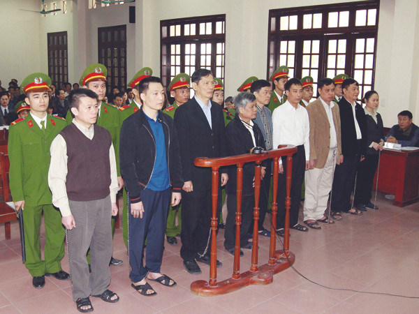 Bị cáo Phạm Thanh Bình (hàng đầu, thứ ba từ trái sang) cùng các đồng phạm tại tòa Ảnh: TTXVN