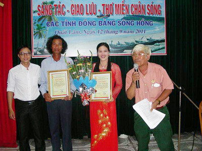 Tập đoàn bịp thơ… xuyên Việt: Chân dung 'trùm thơ'