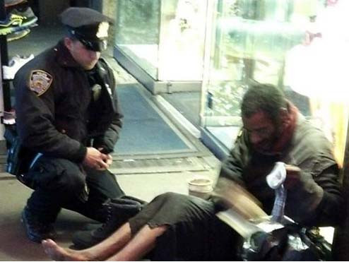 Rung động trước nghĩa cử của một cảnh sát Mỹ