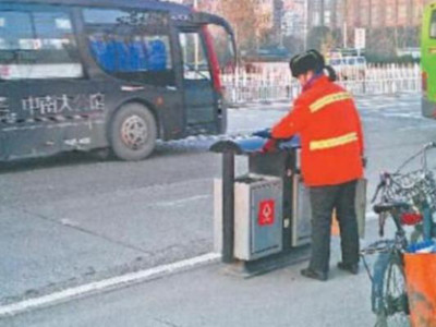 Nữ triệu phú ngày ngày quét rác để dạy con