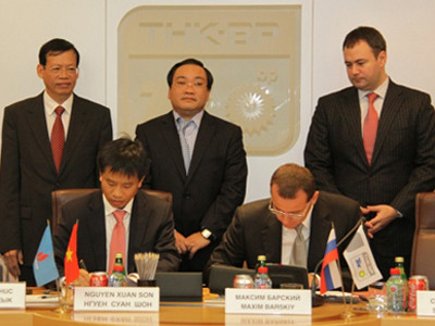 Dấu mốc 300 triệu tấn dầu, 120 tỷ USD