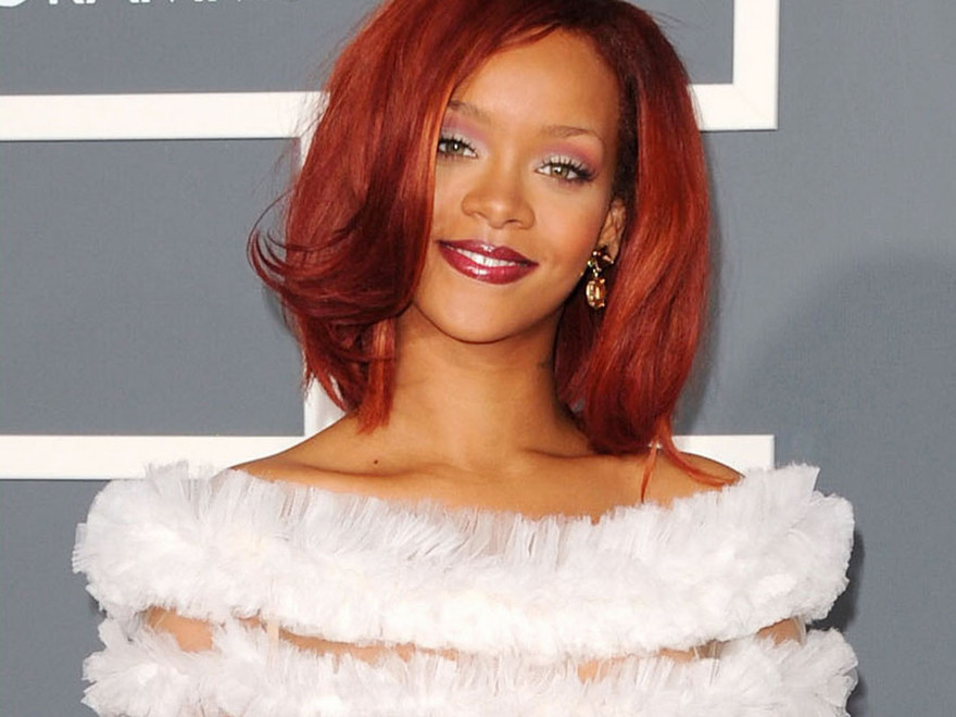 Rihanna diện váy xuyên thấu trên thảm đỏ Grammy