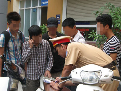 Bị tuýt còi, gọi “người thân”!