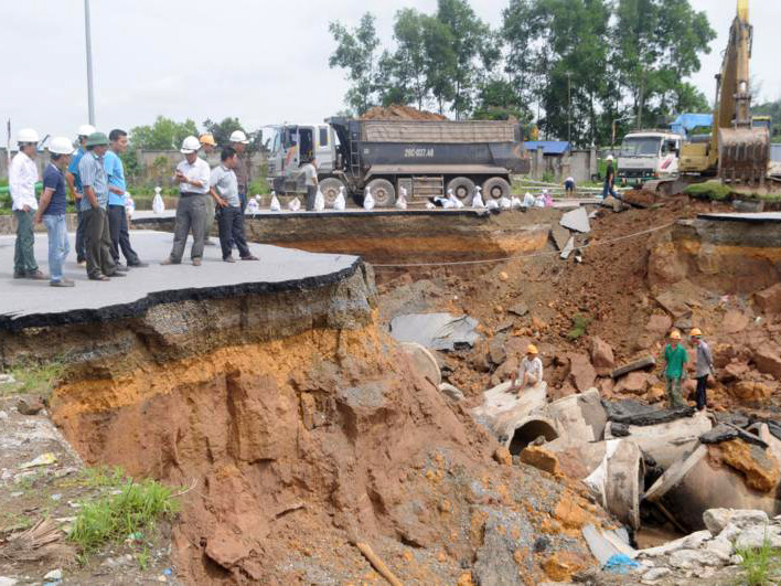 Toàn cảnh khắc phục 'hố tử thần' khổng lồ giữa Thủ đô