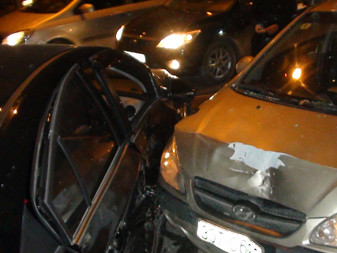 Xế hộp đâm nhau, hỏng đầu, bẹp cửa