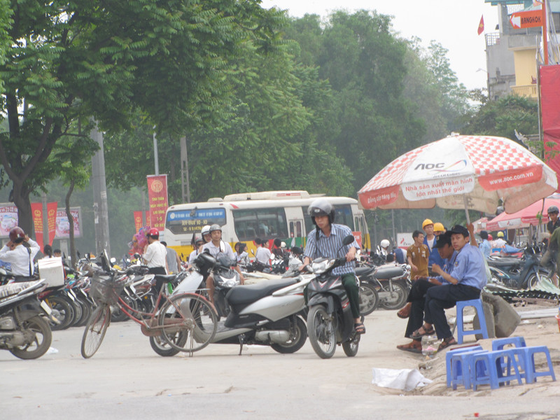 Siêu thị chiếm cả đường xe buýt