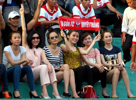 Chân dài trên khán đài V-League