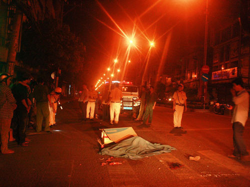 Thi thể cô gái bị xe ben cán vào rạng sáng ngày 12-5 trên đường Cộng Hòa