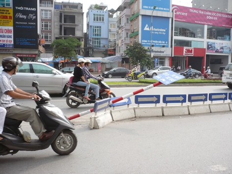 Hà Nội sẽ xem xét dỡ bỏ dải phân cách phân làn