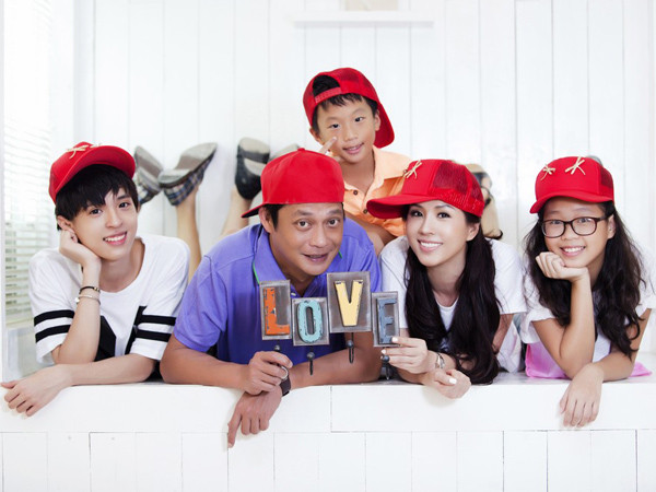 Hoa hậu Thu Hoài rủ ông xã chụp ảnh chào năm mới