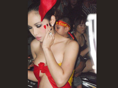 Ăn mừng... nhức mắt