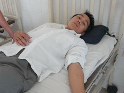 Tranh cướp quặng vàng, hai người nhập viện