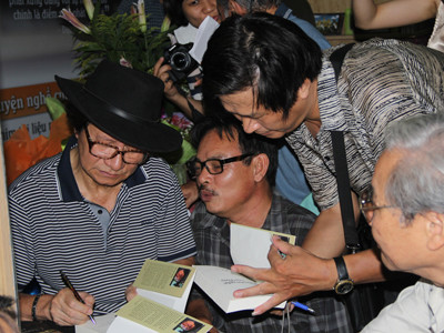 Còn gì ngoài chuyện tử tế?