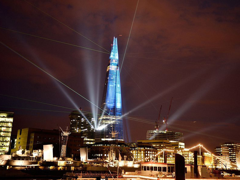 Tòa nhà cao nhất châu Âu huyền ảo trong lễ khánh thành