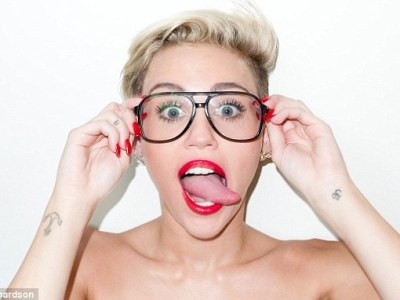Miley Cyrus lại tung ảnh nổi loạn
