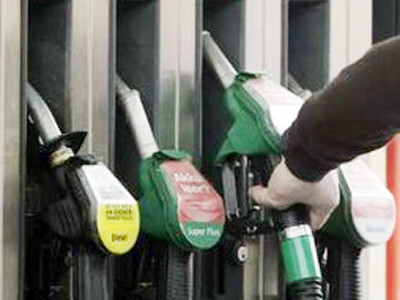 Giá dầu thô bất ngờ chạm ngưỡng 100 USD