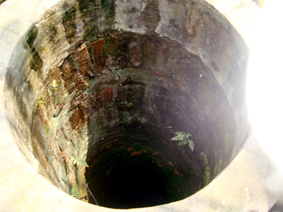 Con bóp cổ mẹ rồi vứt xác xuống giếng