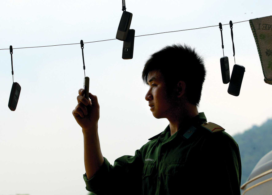 Về nơi điện thoại treo… dây phơi