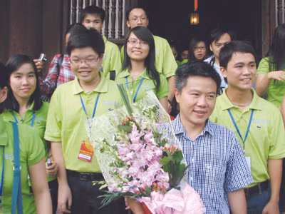 Thủ khoa xuất sắc chụp ảnh cùng GS Ngô Bảo Châu