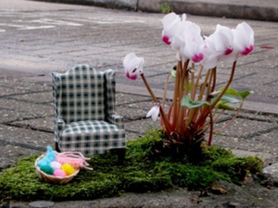 Ngỡ ngàng với công viên siêu nhỏ trên ổ gà