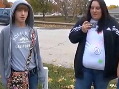 Nam sinh bị đình chỉ vì đeo túi xách nữ đến trường