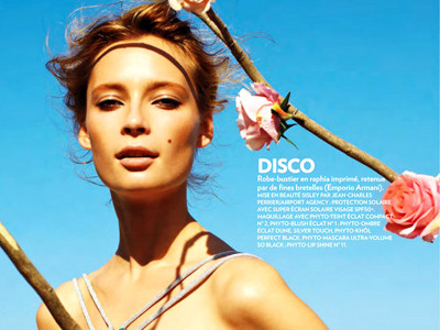 Người mẫu tóc vàng đọ sắc với hoa