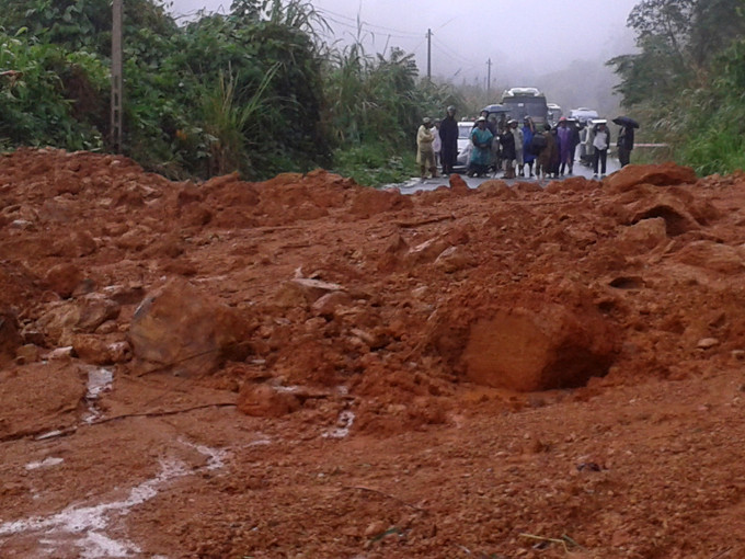 Mưa lớn gây sạt lở đất tại Nha Trang-Đà Lạt