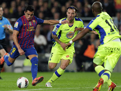 Barcelona đại thắng, bám sát Real Madrid