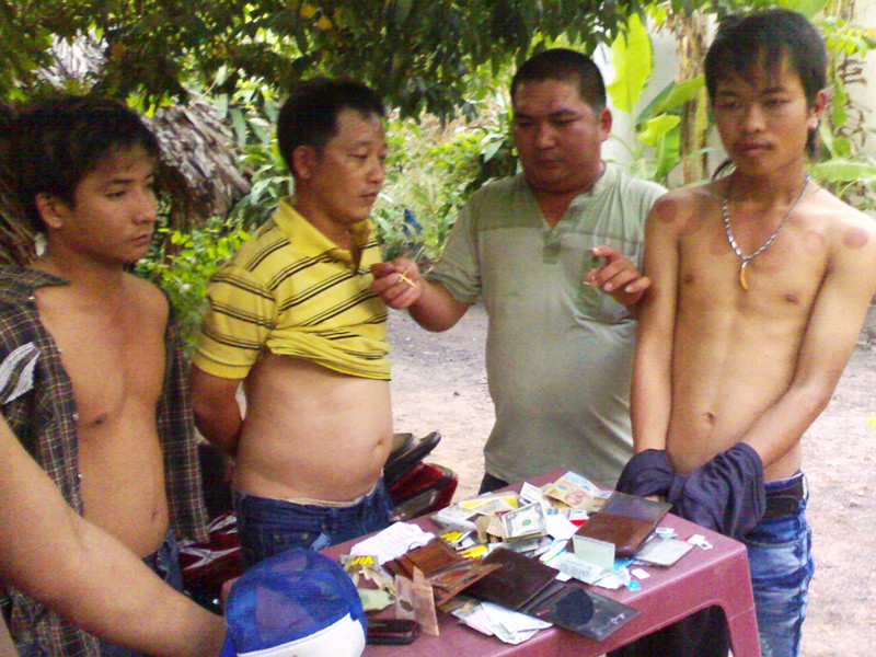 Ba đối tượng (cởi trần, bị còng tay) và tang vật