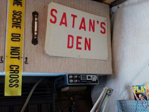 Truy tìm hơn 40 thi thể nạn nhân bị tra tấn tình dục