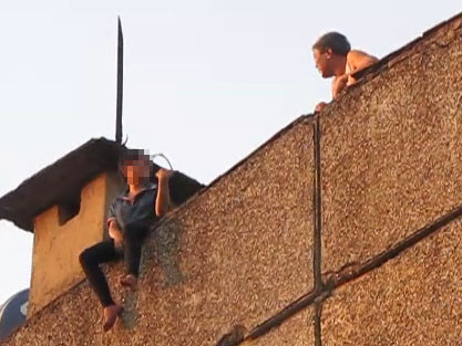 Lời kể của người giải cứu cô gái định nhảy lầu tự tử