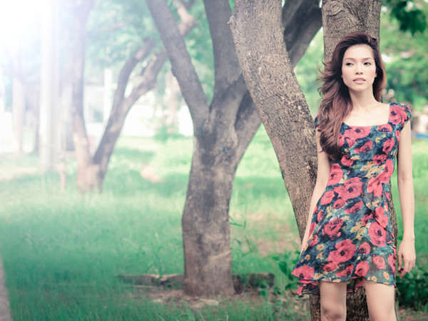 Quách An An váy ngắn dạo phố khoe chân thon