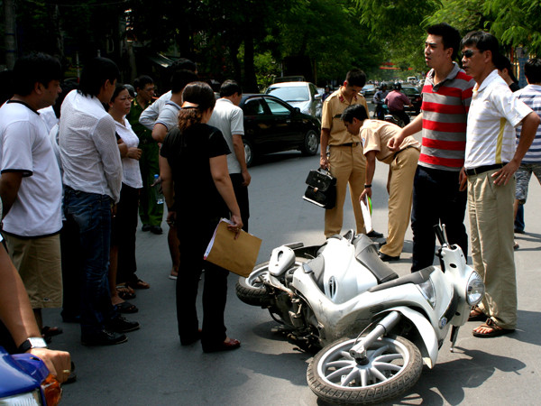 Cảnh sát đang dựng lại hiện trường vụ tai nạn