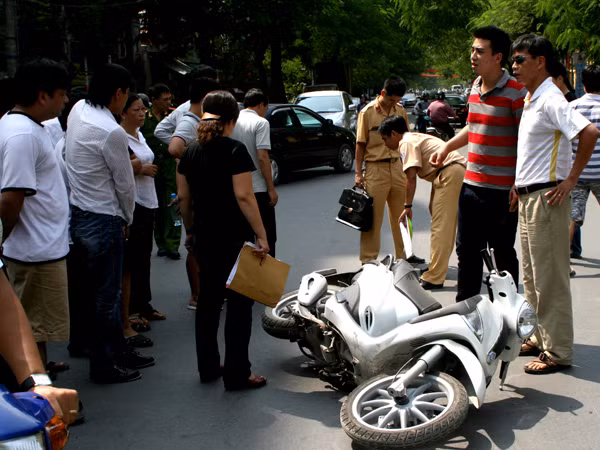 Cảnh sát đang dựng lại hiện trường vụ tai nạn