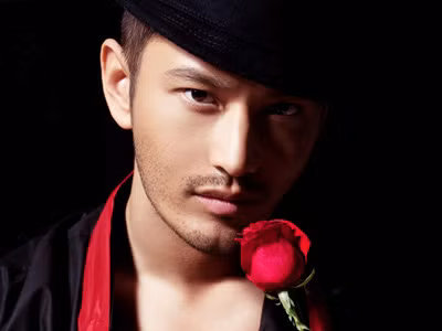 Lãng tử đẹp mê hoặc trong ngày Valentine Trắng