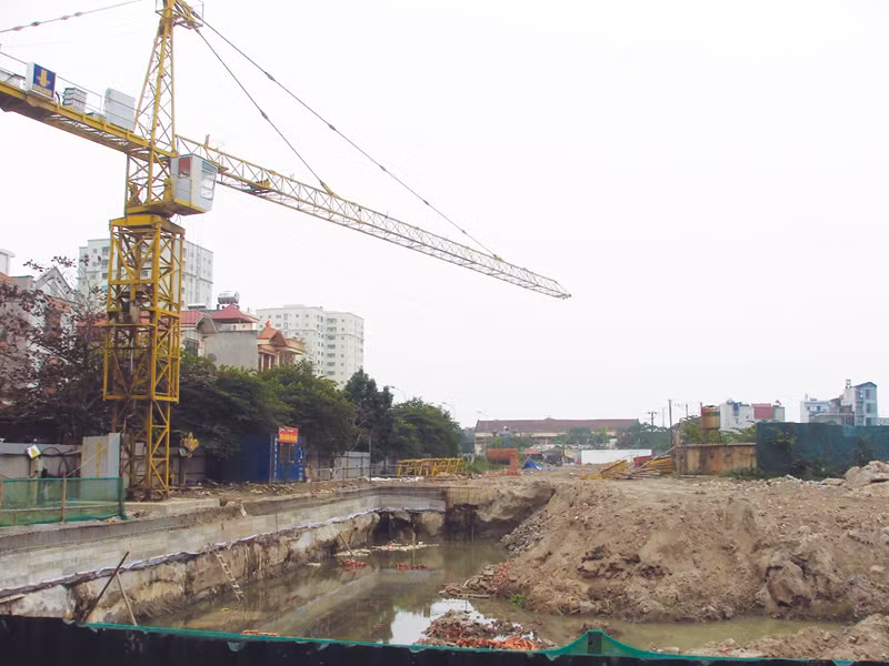 Dự án tại 409 Lĩnh Nam sau 2 năm thu tiền của khách hàng vẫn đang làm móng! Ảnh: Lê Minh