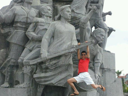 Hiệp Gà thanh minh việc "đánh đu" tượng đài lịch sử