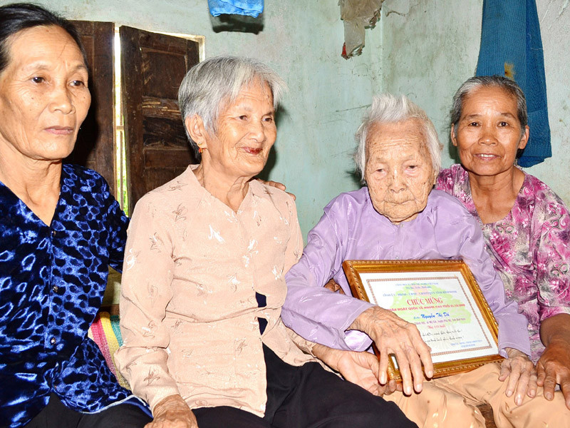 Mẹ liệt sĩ minh mẫn tuổi 120