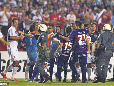 Cầu thủ tố bị dí súng, hành hung giữa trận