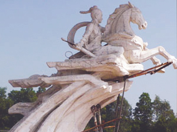 Bản gốc tượng đài Thánh Dóng bị phá nát