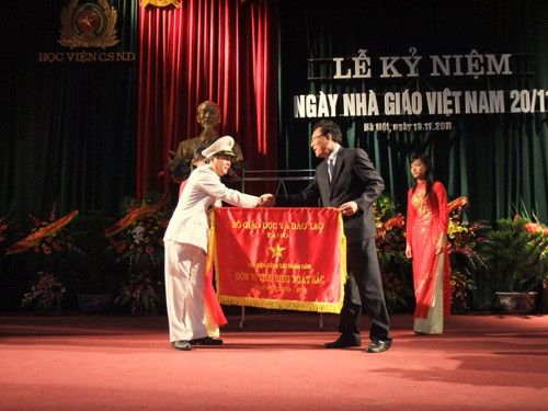 Học viện Cảnh sát Nhân dân nhận Cờ thi đua