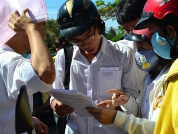 Sĩ tử hớn hở vì làm được bài thi