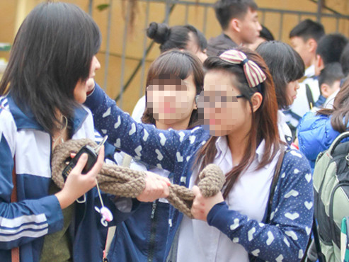 Nữ sinh văng tục: Thứ rác khó dọn