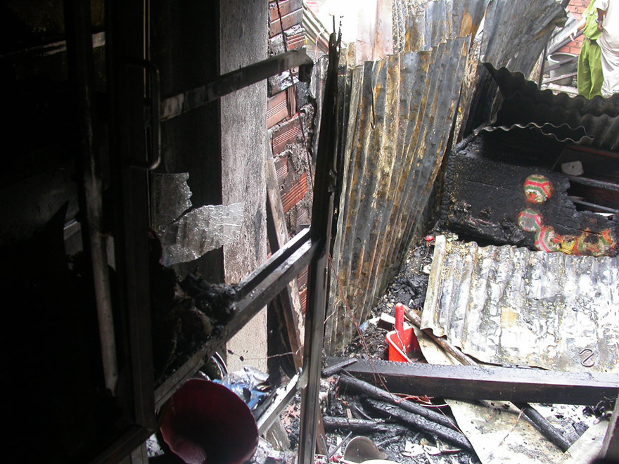 Lửa thiêu trụi hai căn nhà trong khu dân cư đông đúc