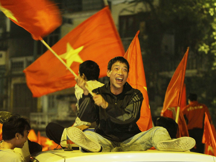 Cổ động viên ra đường mừng Đội tuyển