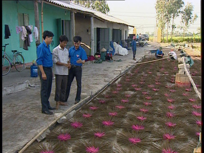 Anh Nguyễn Văn Khiên (đứng giữa, phía trước) bên lô hương đang phơi