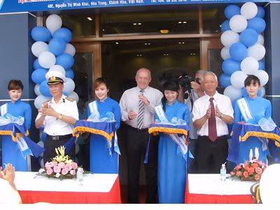 Chuẩn Đô đốc Nguyễn Văn Kiệm, ông Konstantin Silov, ông Nguyễn Chiến Thắng cắt băng khai trương văn phòng Cty Avrora