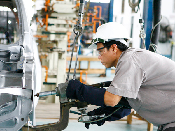 Doanh nghiệp muốn dễ dàng tiếp cận vốn ngoại tệ, đất đai (trong ảnh: DN sản xuất ôtô) Ảnh: Hồng Vĩnh