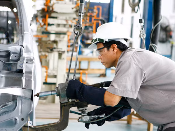 Doanh nghiệp muốn dễ dàng tiếp cận vốn ngoại tệ, đất đai (trong ảnh: DN sản xuất ôtô) Ảnh: Hồng Vĩnh