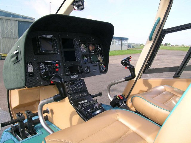 Phi công trẻ lái máy bay Eurocopter